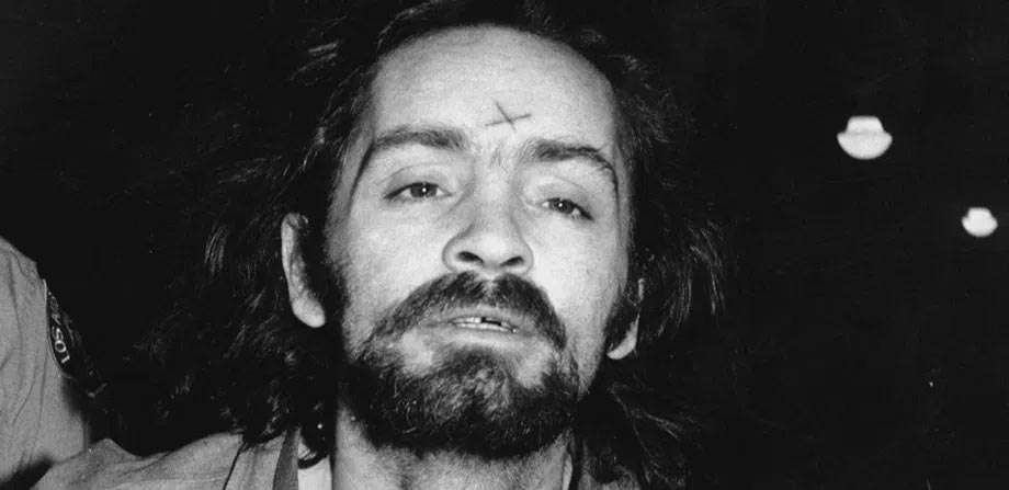 manson court, charles manson juicio, manson esvastica, manson swastika, dennis wilson, cease to exist, patricia krenwinkle, Linda Kasabian,Helter Skelter, Maharishi Mahesh Yogui, Brian Willson, familia manson, manson family, El tornillo de Klaus, blog de cine, Peliculas, charles manson, Sharon Tate, Roman Polanski, film blog, blog, Alicia Victoria Palacios Thomas, Pablo Cristobal, Miguel Cristobal Olmedo, revista de cine, revista digital de cine